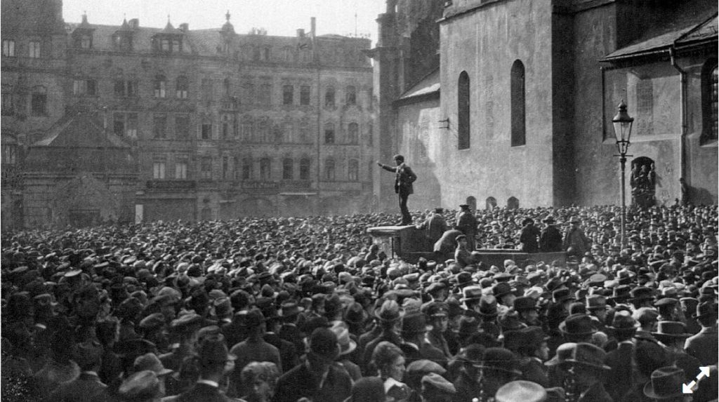 7. April 1919, nachmittags um 4 in Würzburg zwischen Dom und Neumünster: Der Revolutionär Anton Waibel ruft die Räterepublik aus. (Foto: Stadtarchiv)