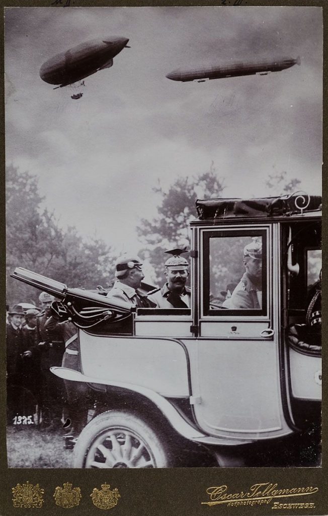 Kaisermanöver 1909 mit Kaiser Wilhelm II., Erzherzog Franz Ferdinand von Österreich und Zeppelinen. (Quelle: Museum für Kunst und Gewerbe Hamburg)