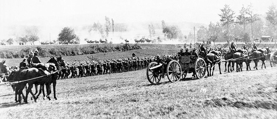 Truppenaufmarsch beim Kaisermanöver im Taubertal, 1909. (Quelle: Sammlung Büttner)