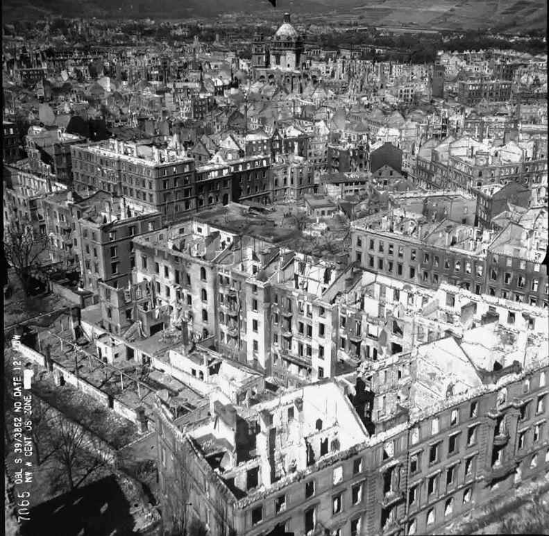 Luftbild von der zerstörten Innenstadt von Würzburg, aufgenommen nach dem 16. März 1945
